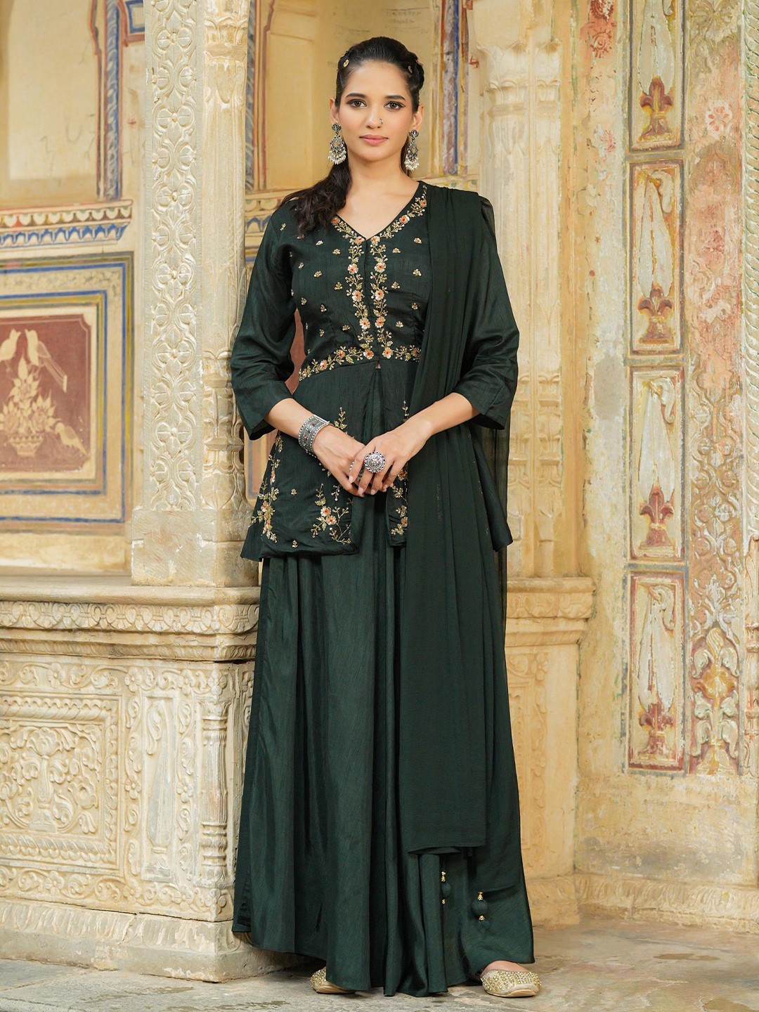 

SCAKHI Green & Gold-Toned Embellished Sequinned Ready to Wear Lehenga & Blouse With Dupatta