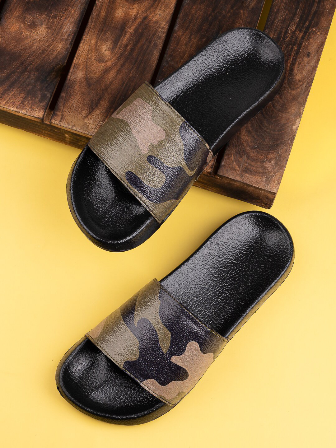 

KLEAT Men Printed Sliders, Black