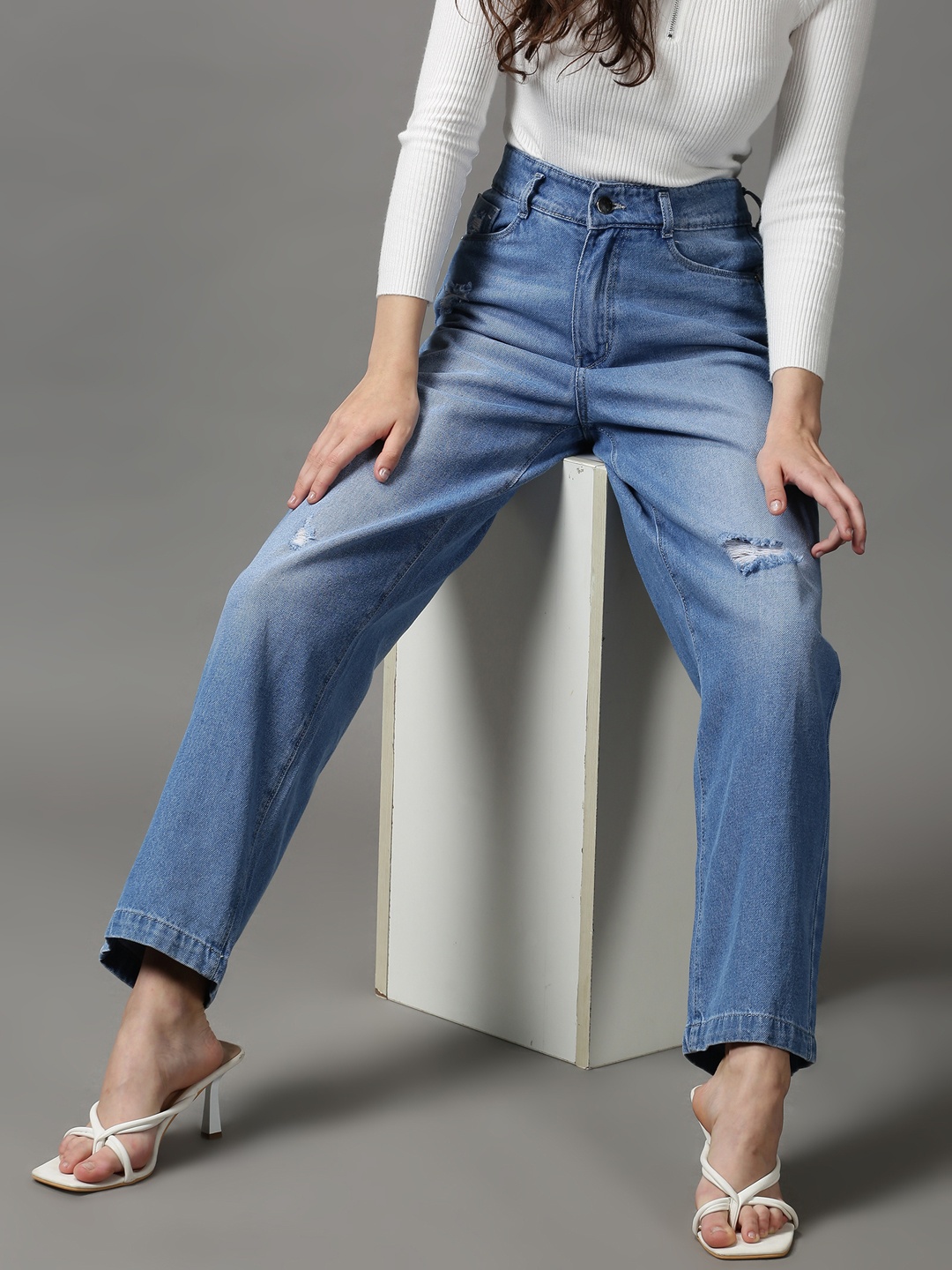 

SHOWOFF Women Blue Straight Fit Mildly Distressed Cotton Light Fade Jeans