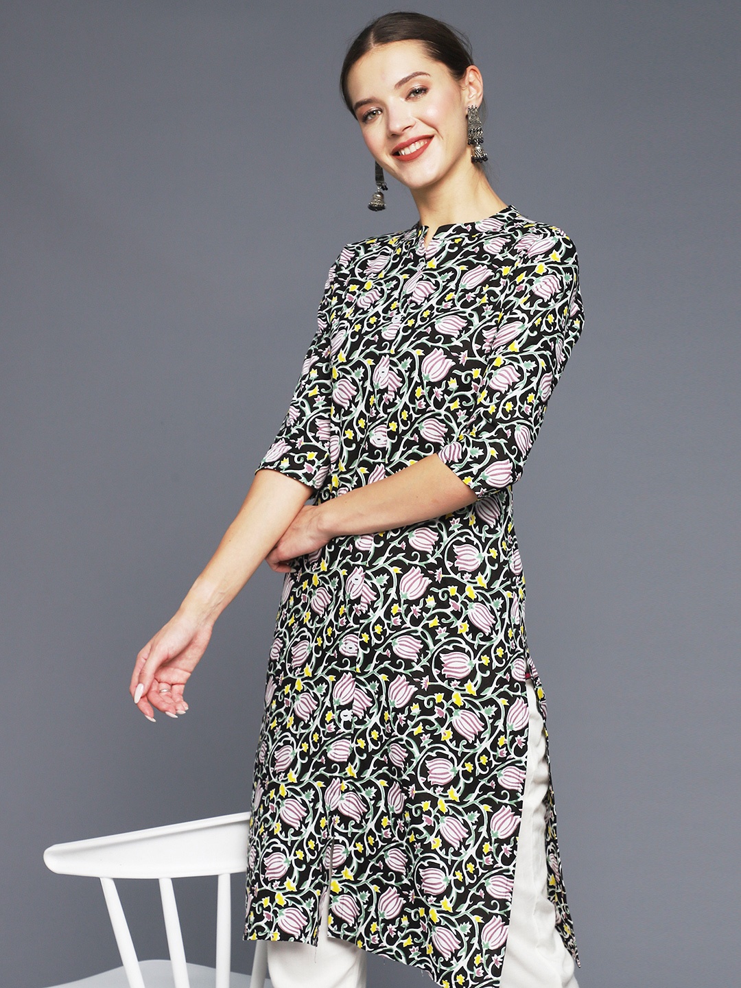 

Anubhutee Women Black Geometric Printed Thread Work Floral Pathani Kurta
