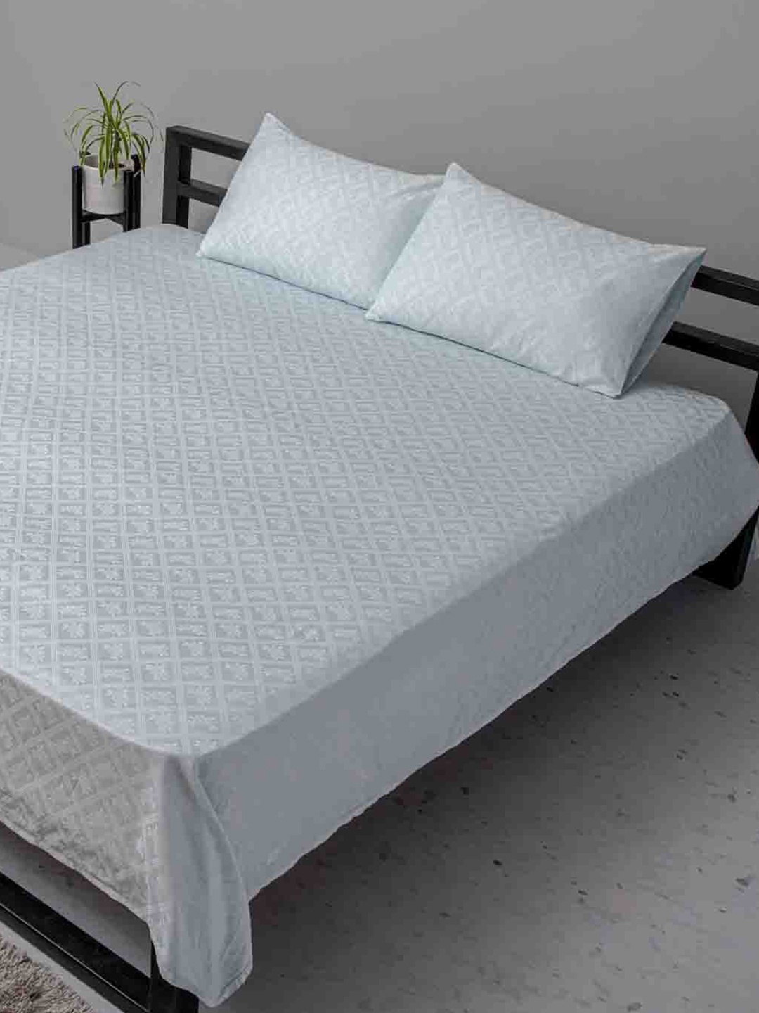 

BLUE DAHLIA Blue & White Floral 300 TC King Pure Cotton Bedsheet with 2 Pillow Covers