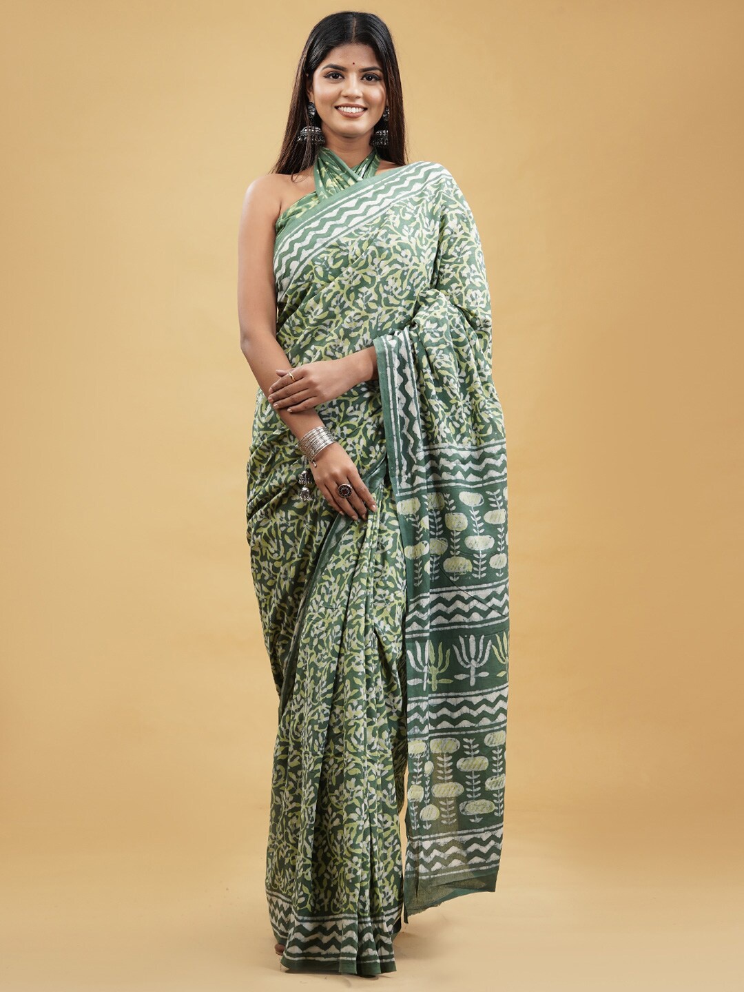 

BUTA BUTI Green & White Floral Pure Cotton Dabu Saree