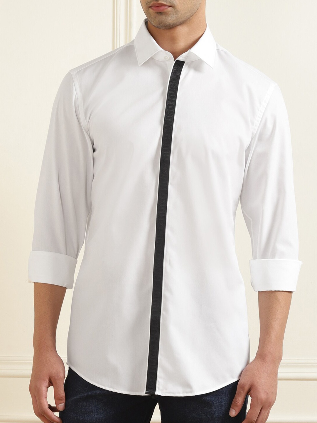

HUGO Men White & Black Solid Cotton Regular Fit Casual Shirt