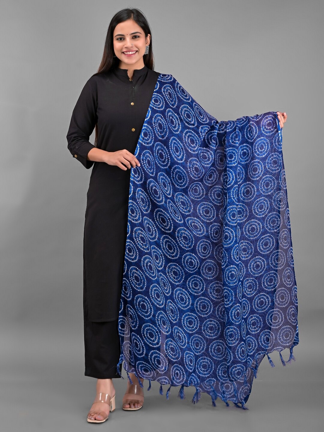

Apratim Women Blue & Off White Geometric Printed Dupatta