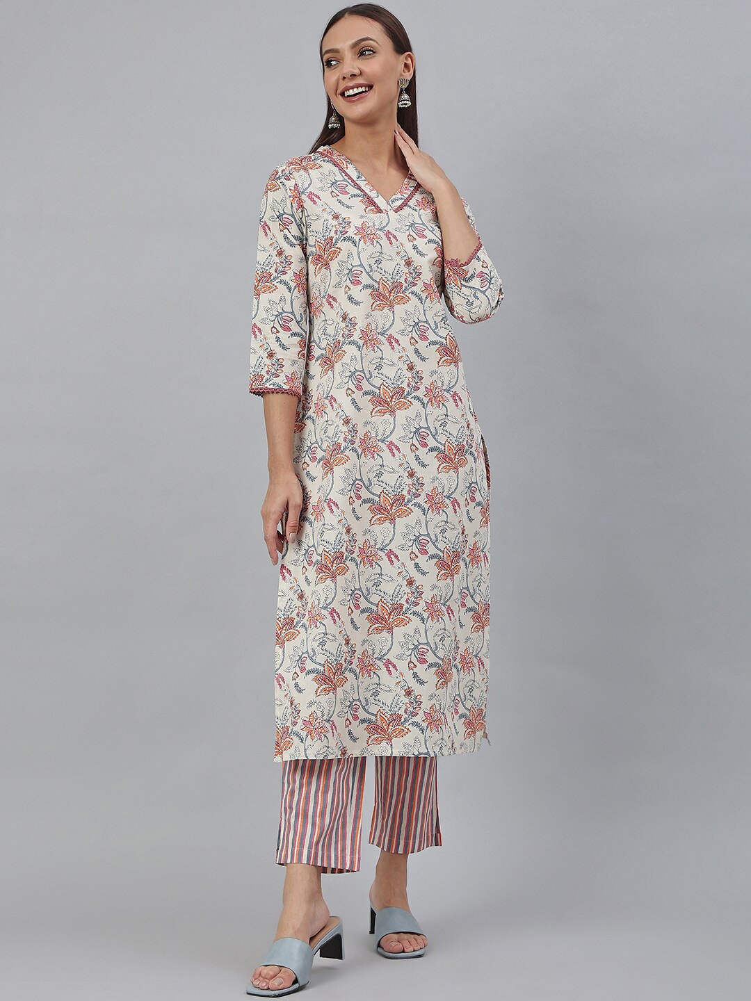 

Janasya Women Off White Floral Printed Pure Cotton Kurta with Trousers