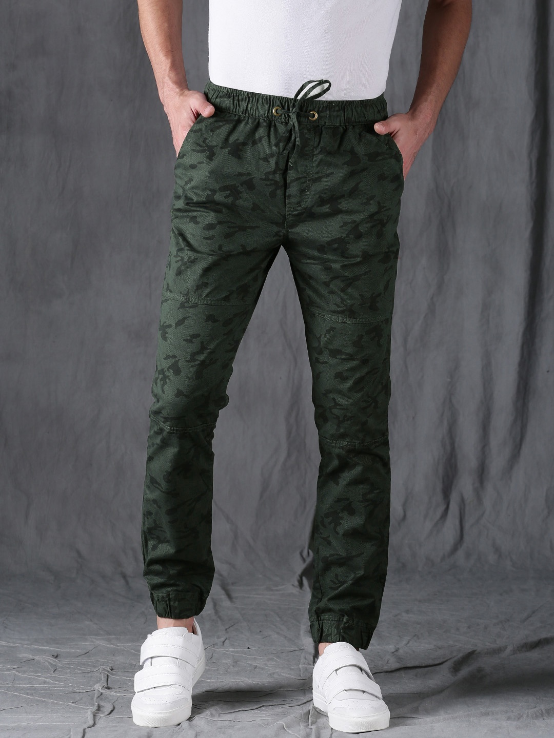 

WROGN Men Olive Green & Black Slim Fit Printed Joggers