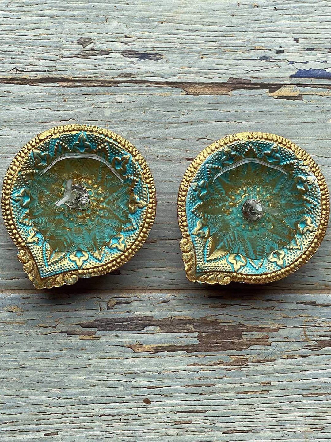 

Ariana Set of 2 Teal Blue & Maroon Textured Terracotta Pooja Diyas