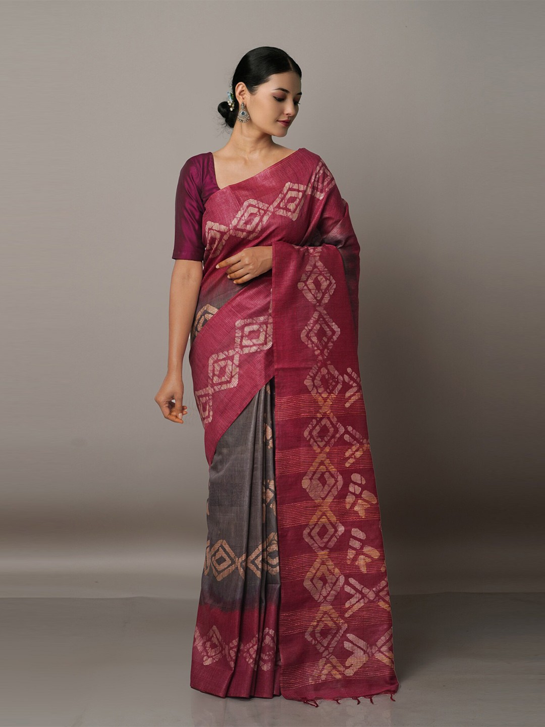

Unnati Silks Grey & Off White Batik Silk Cotton Bhagalpuri Saree