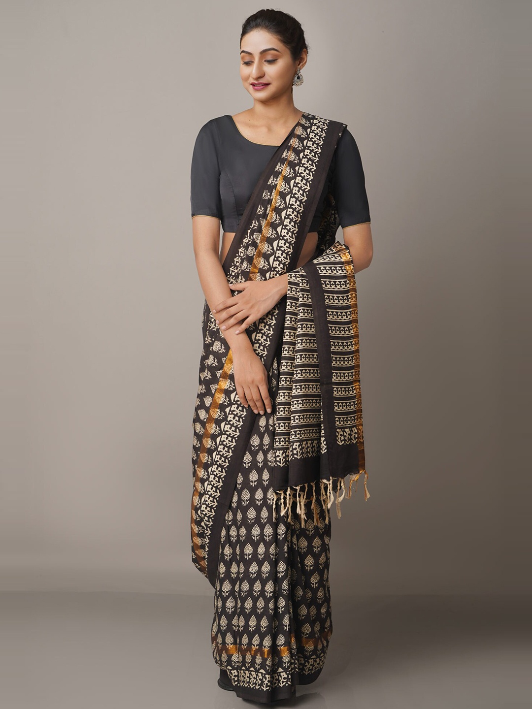 

Unnati Silks Black & Gold-Toned Ethnic Motifs Silk Blend Bagru Saree