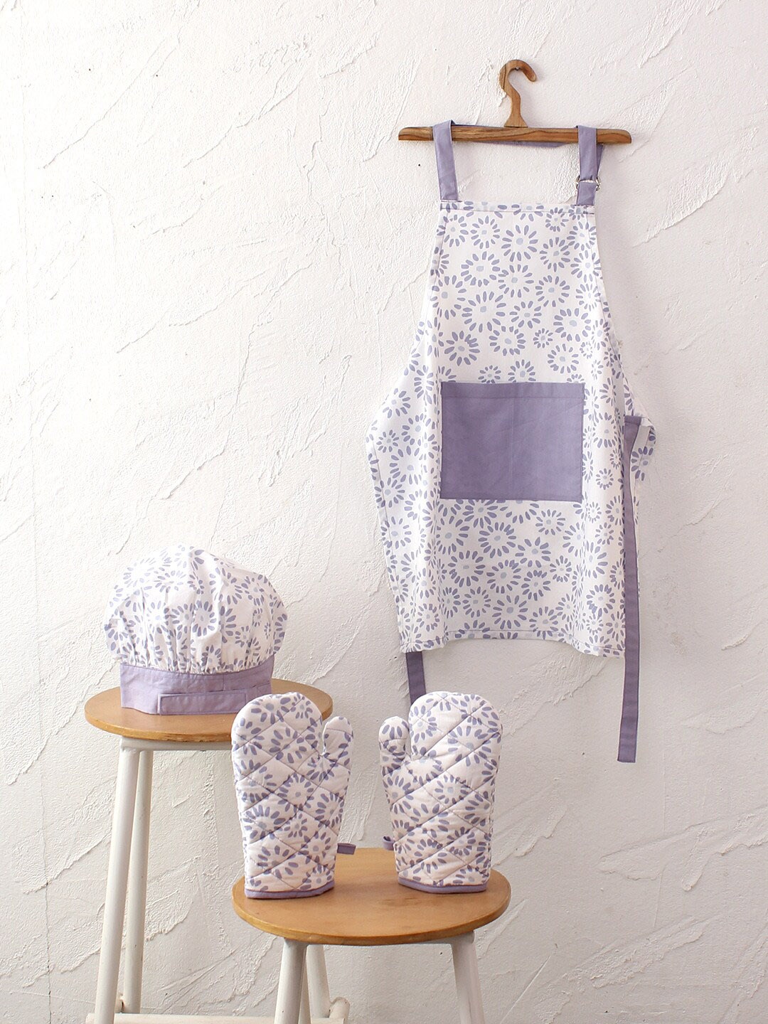 

House This Purple & White Printed Apron With Hat & Gloves