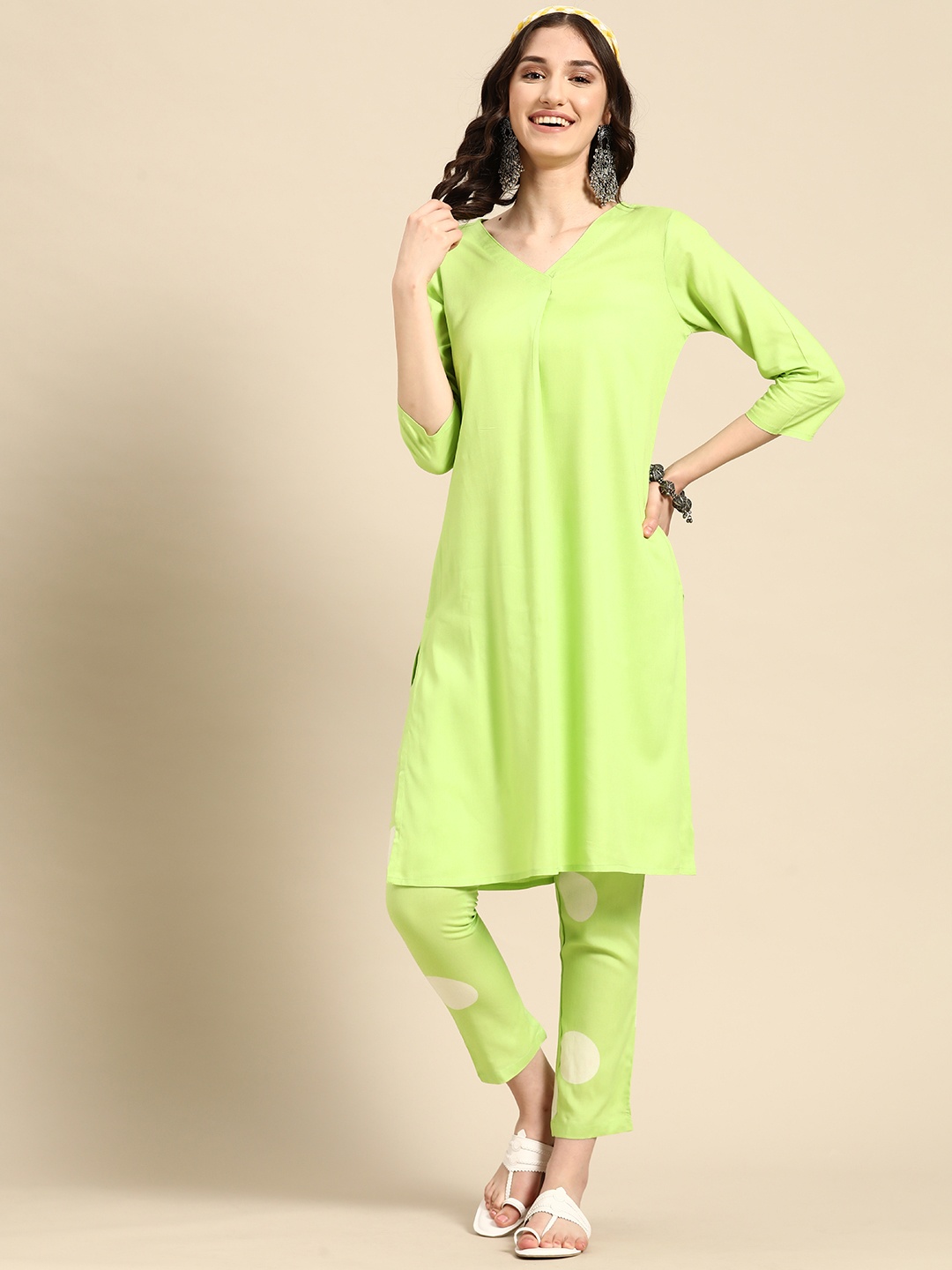 

Sangria Solid Kurta with Printed Trousers, Lime green