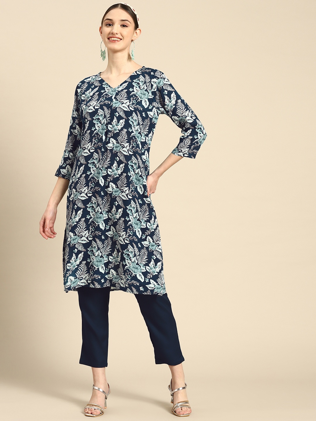 

Sangria Women Floral Printed Kurta with Trousers, Teal