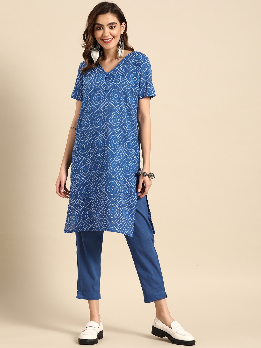 

Sangria Bandhani Printed V-Neck Kurta with Trousers, Navy blue