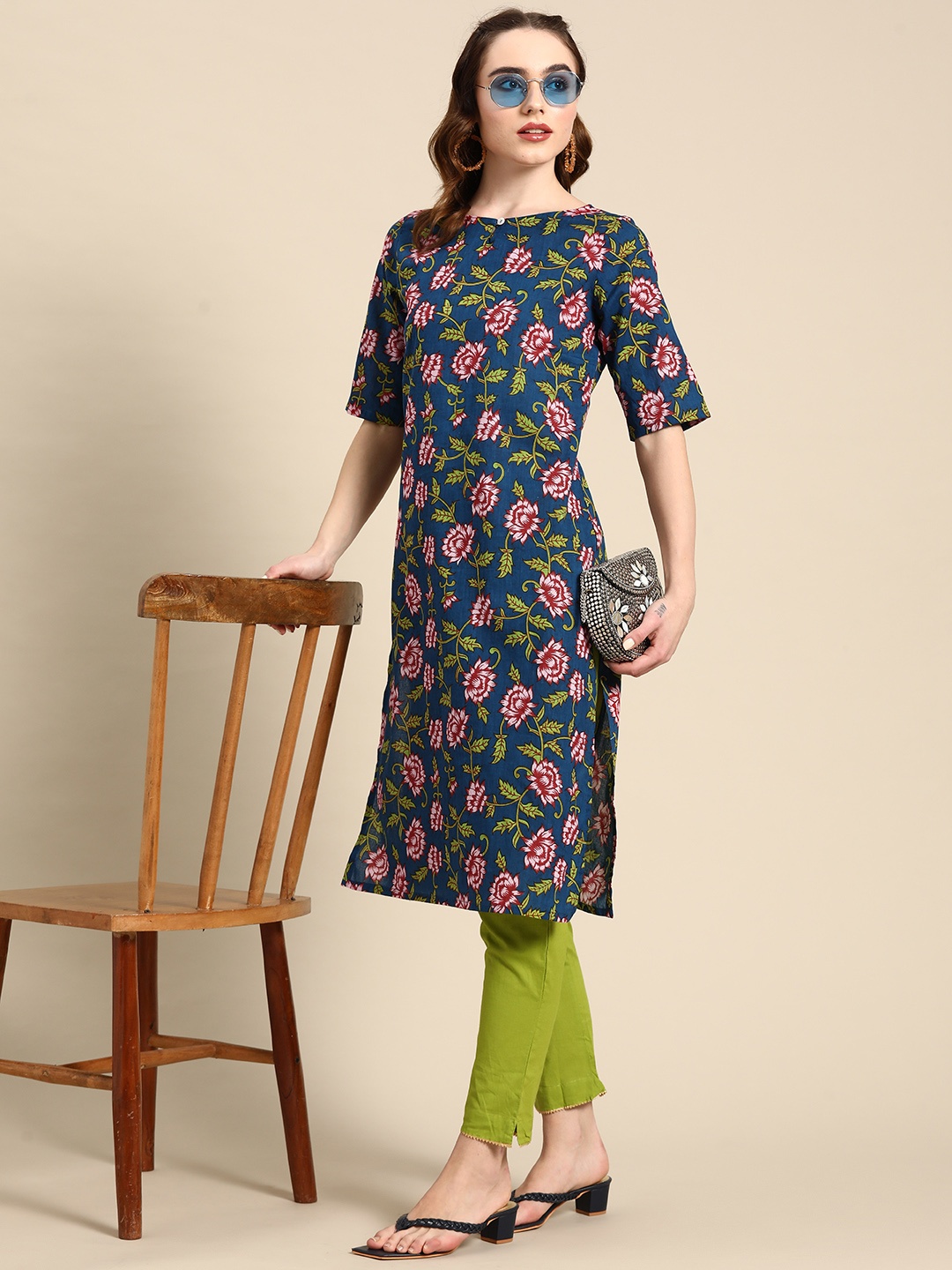 

Sangria Floral Printed Boat Neck Straight Kurta, Navy blue
