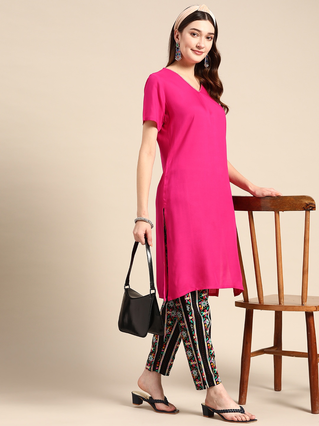 

Sangria V-Neck Straight Kurta, Fuchsia