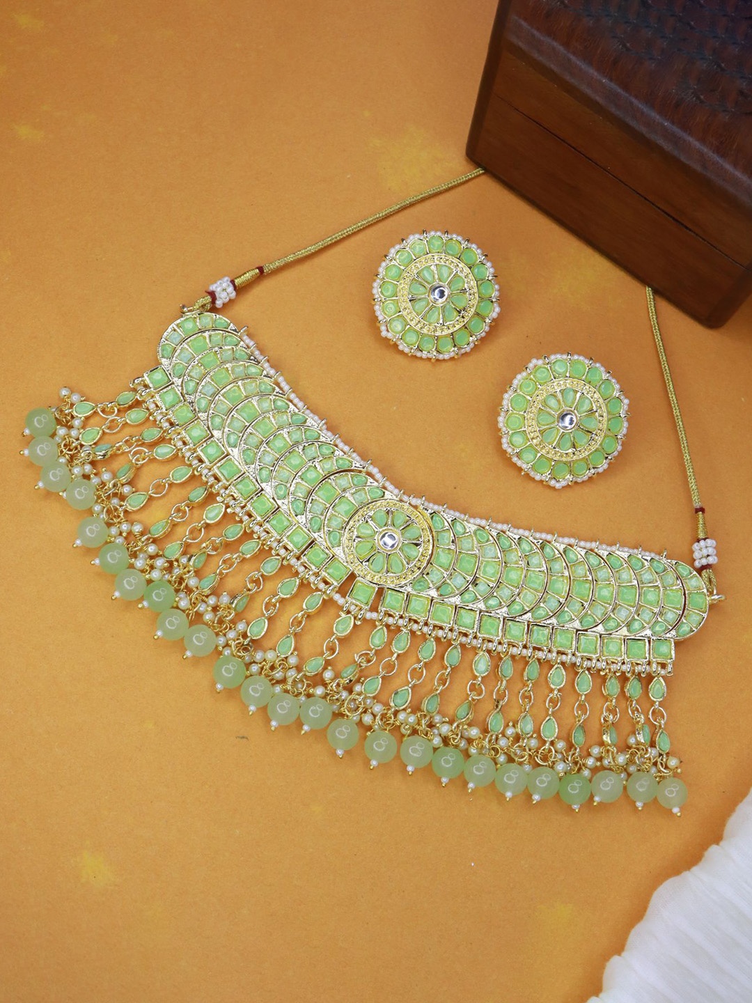 

I Jewels Gold-Plated Green Kundan-Studded & Pearls Beaded Choker Jewellery Set