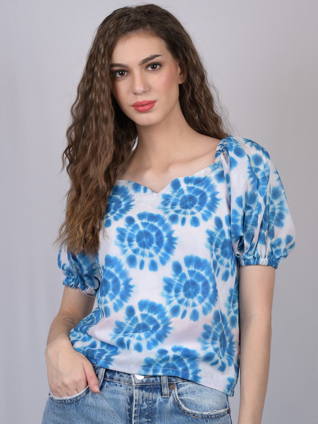 

OWO THE LABEL Women Blue & White Floral Print Sweetheart Neck Top