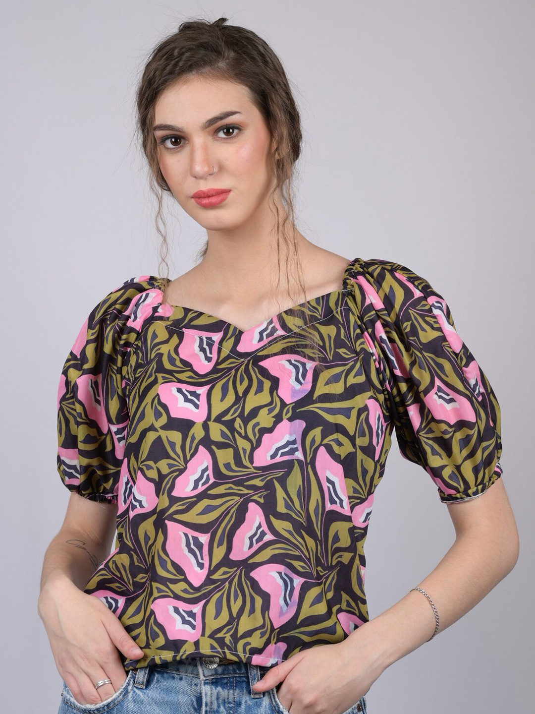 

OWO THE LABEL Women Black & Olive Green Floral Print Sweetheart Neck Top