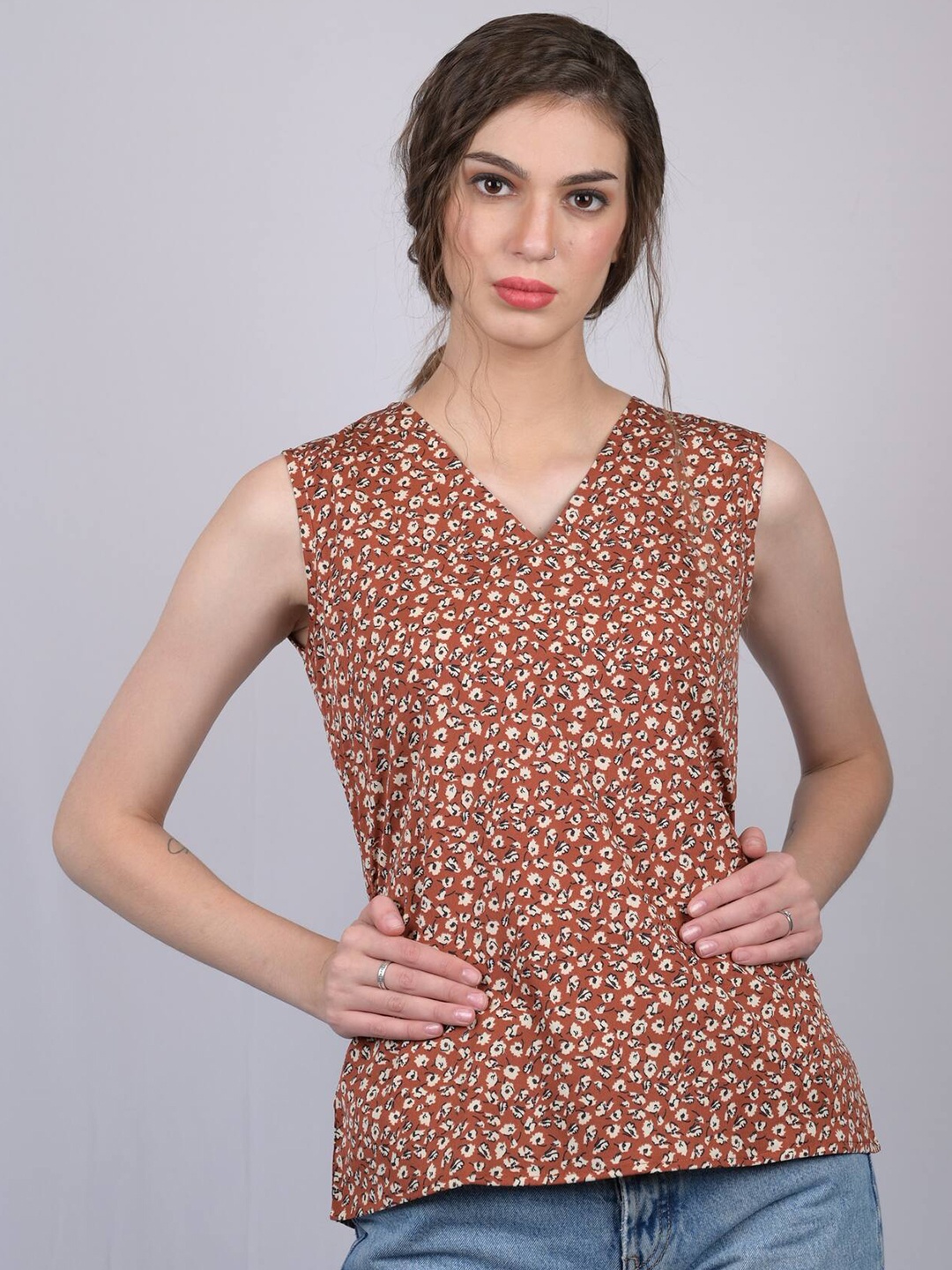

OWO THE LABEL Maroon Floral Print V-Neck Sleeveless Top
