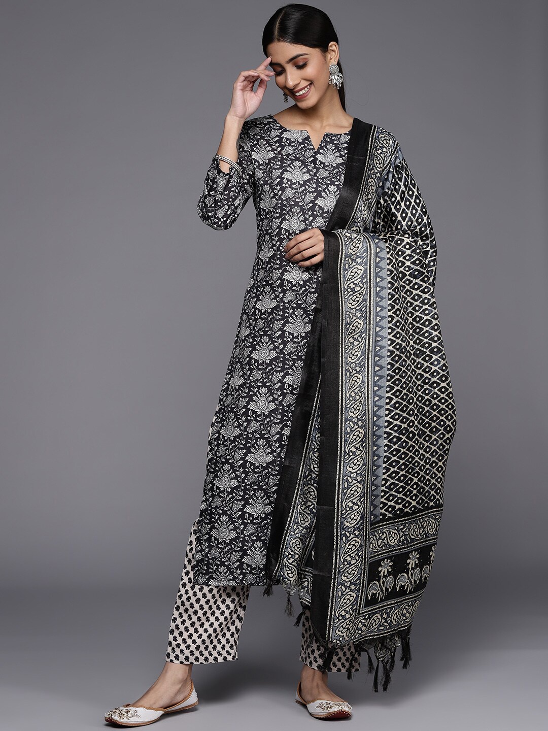 

Varanga Women Digital Winter Printed Kurta Palazzo &Dupatta, Black