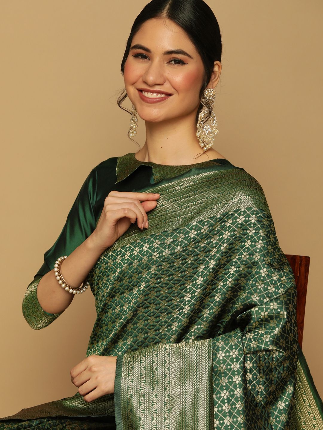

Satrani Green & Gold-Toned Woven Design Zari Art Silk Banarasi Saree