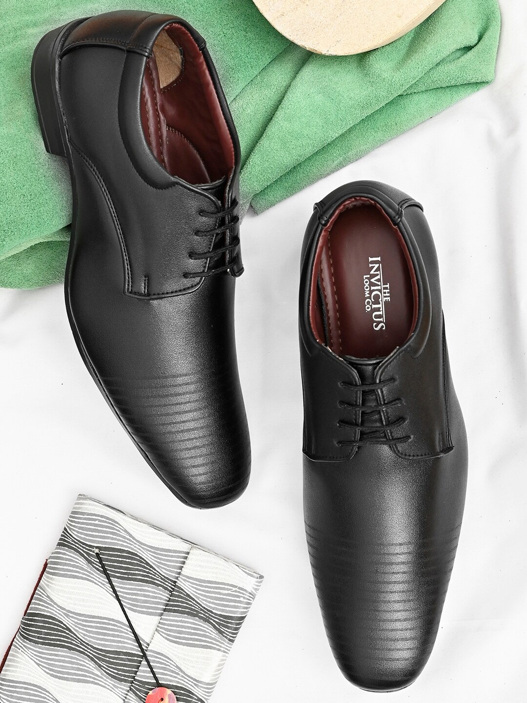 

INVICTUS Men Black Solid Formal Derbys