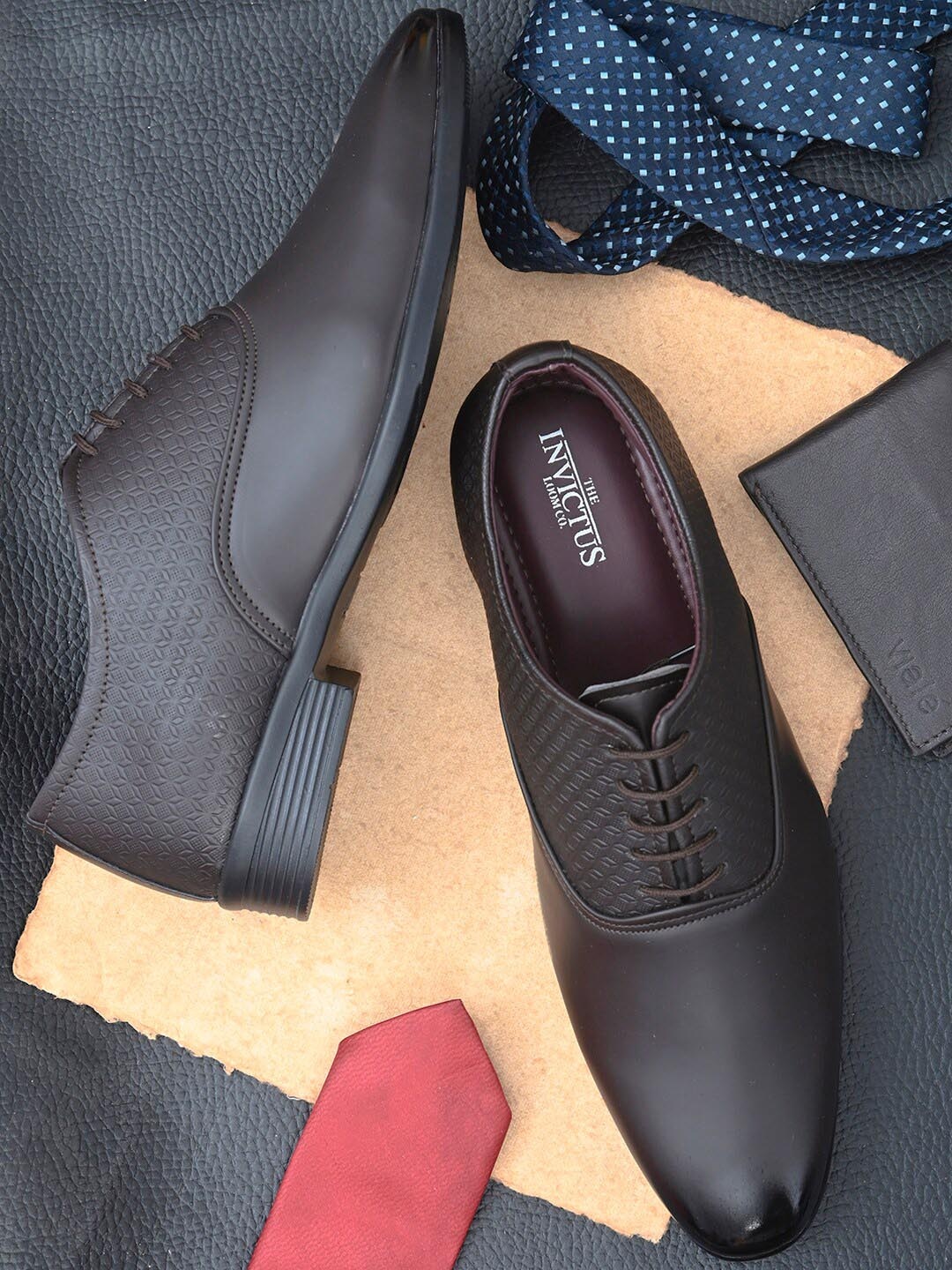 

INVICTUS Men Brown Solid Formal Derbys