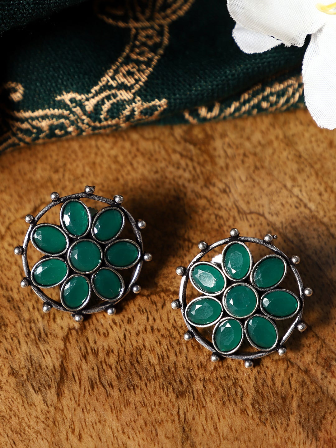 

VENI Women Oxidised Silver Plated Green Contemporary Studs Earrings