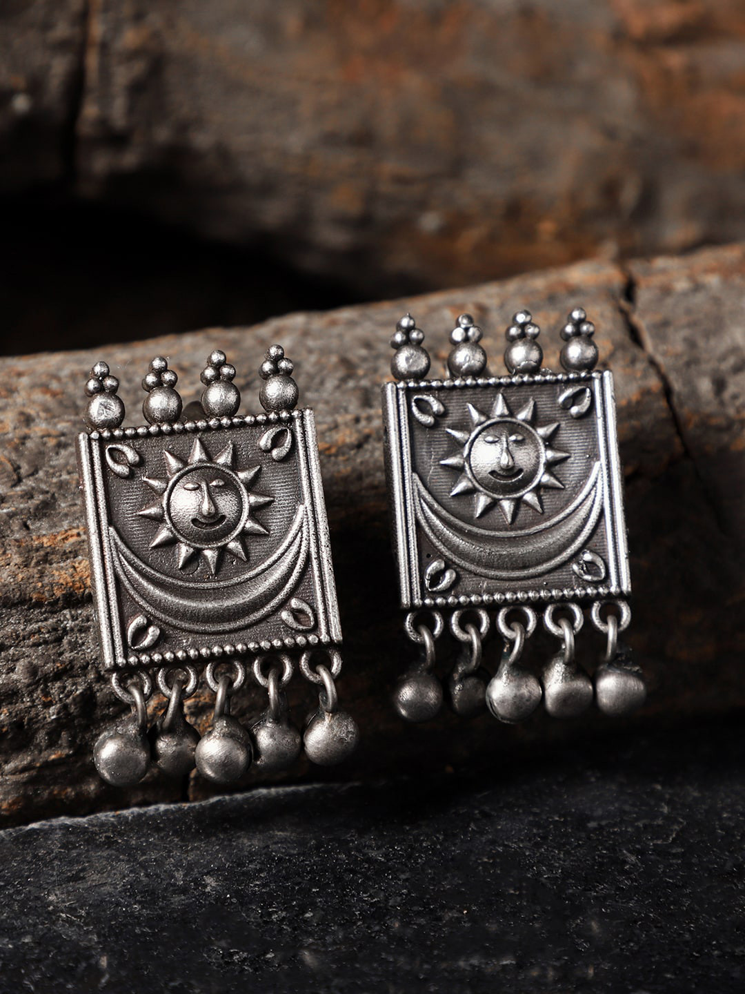 

VENI Silver-Toned Square Oxidised Studs Earrings