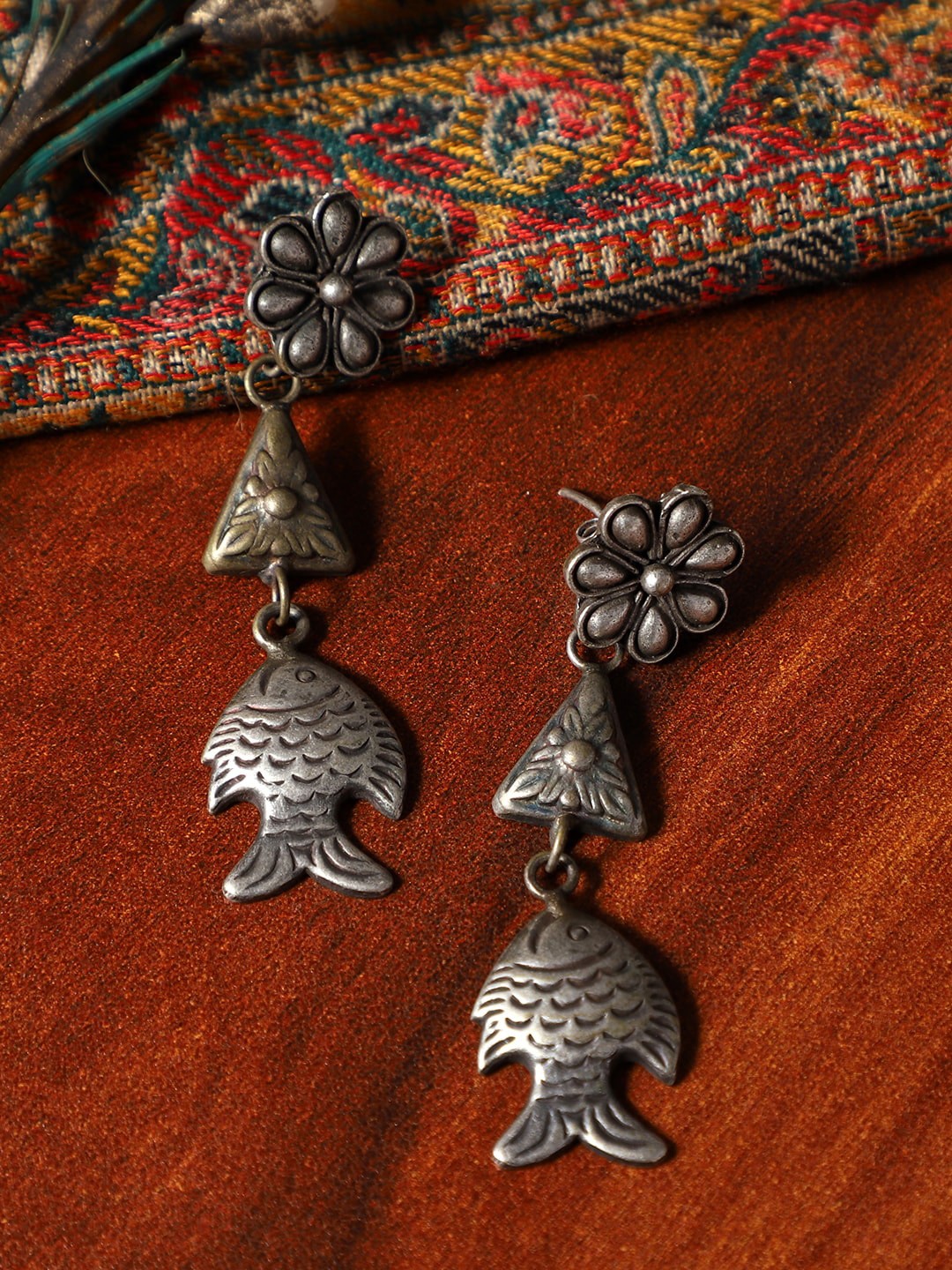 

VENI Silver-Plated Contemporary Drop Earrings