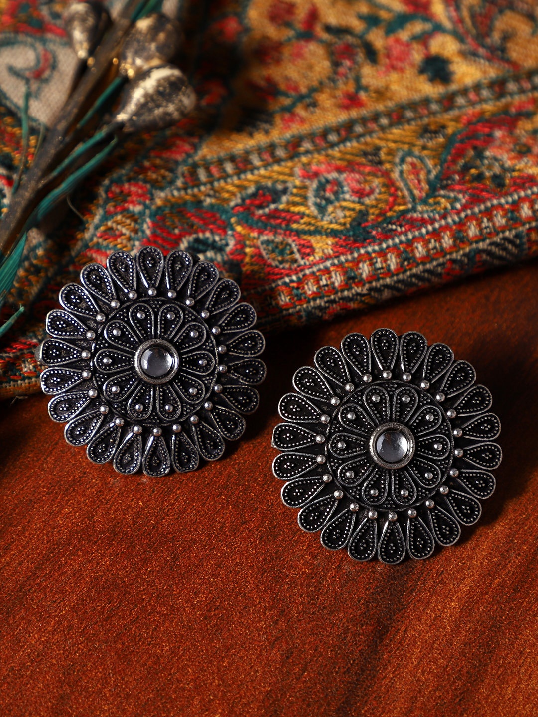 

VENI Silver-Toned Contemporary Studs Earrings