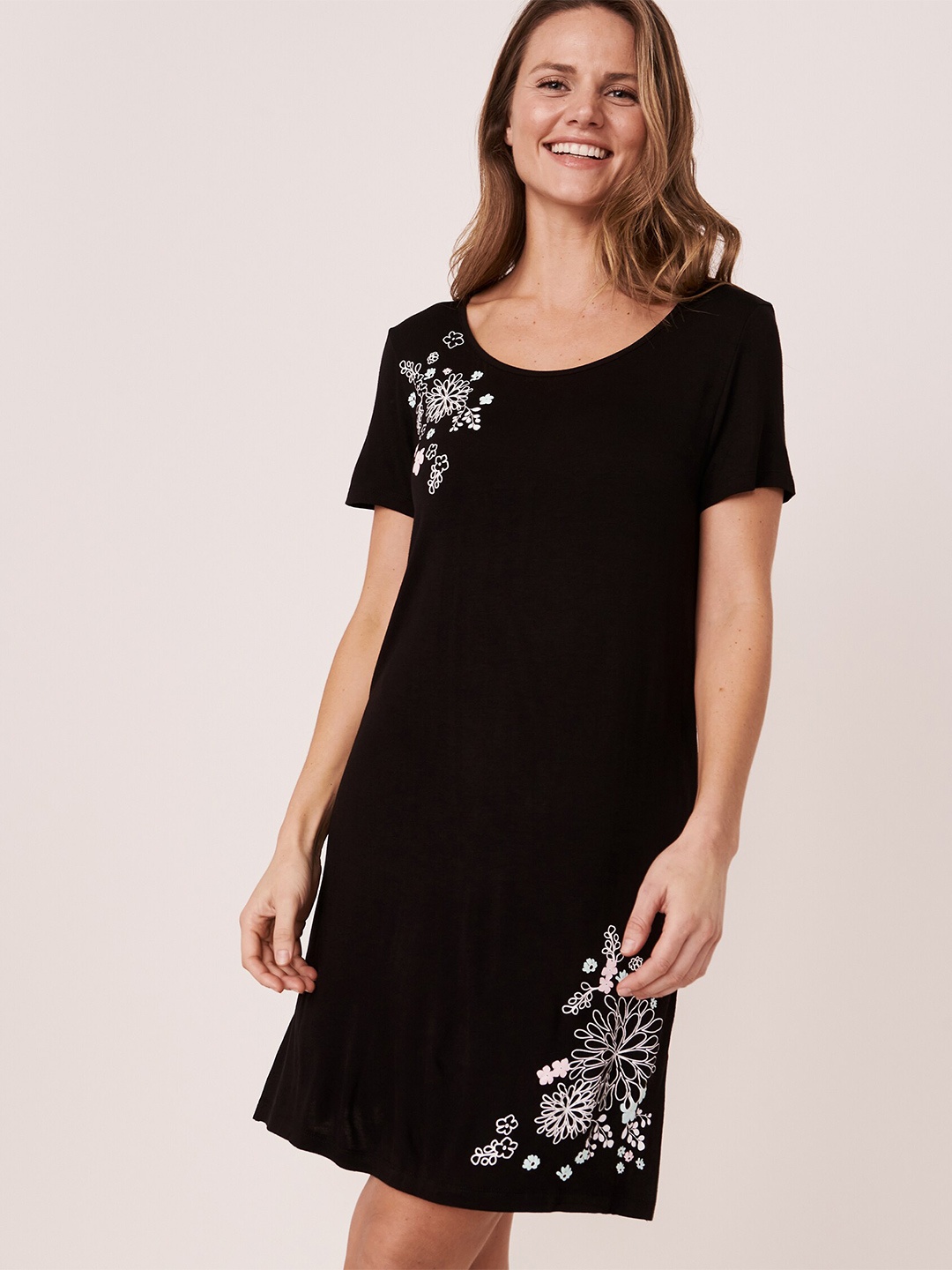 La Vie en Women Rose Black Printed Nightdress