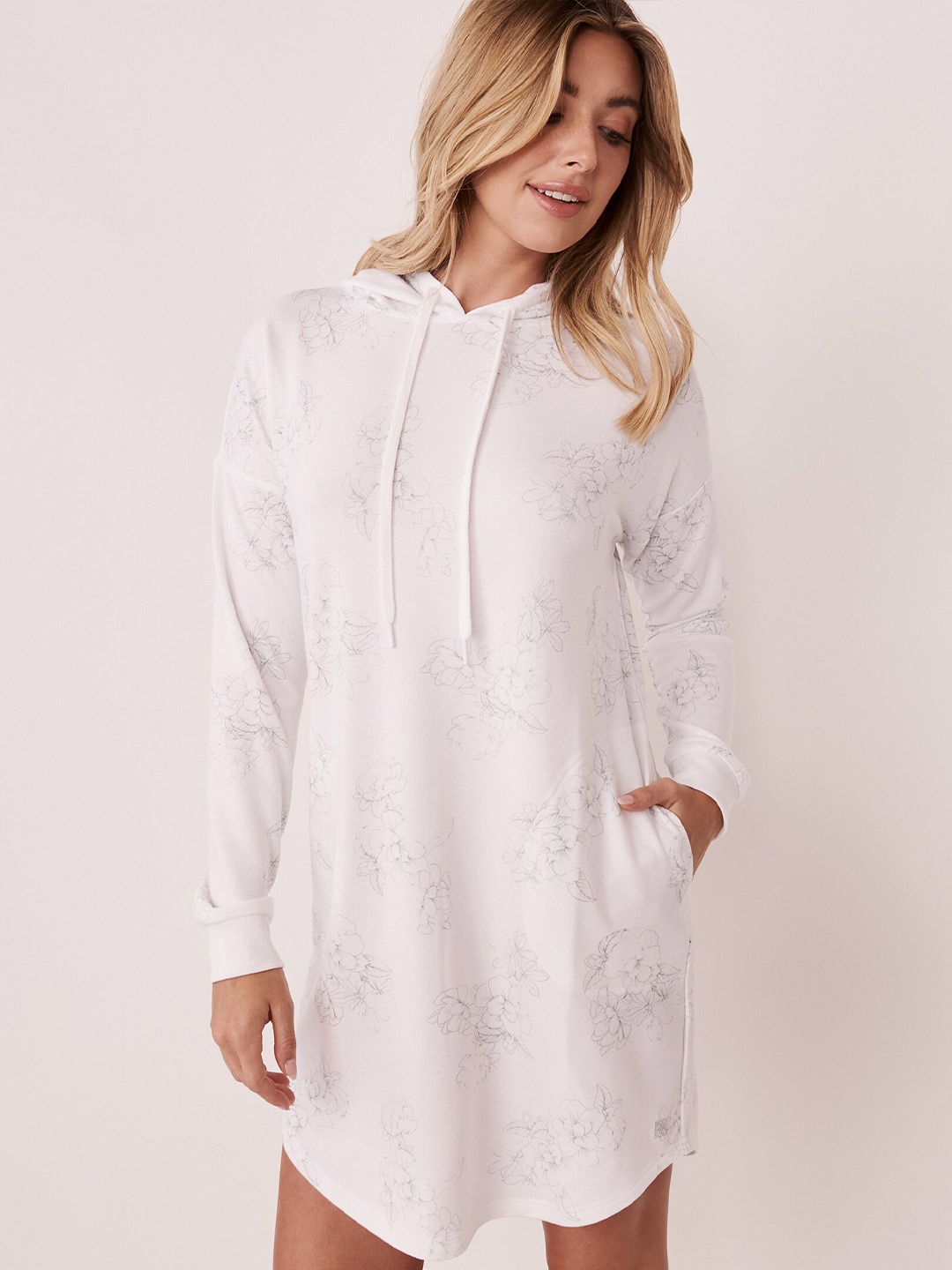 

La Vie en Women Rose White Floral Printed Nightdress