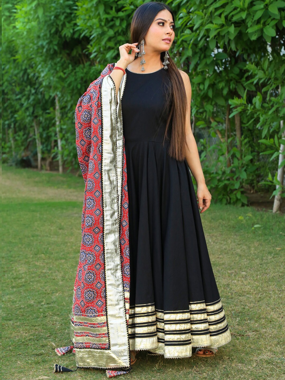 

Indian Virasat Women Black & Pink Kurta With Floral Printed Dupatta