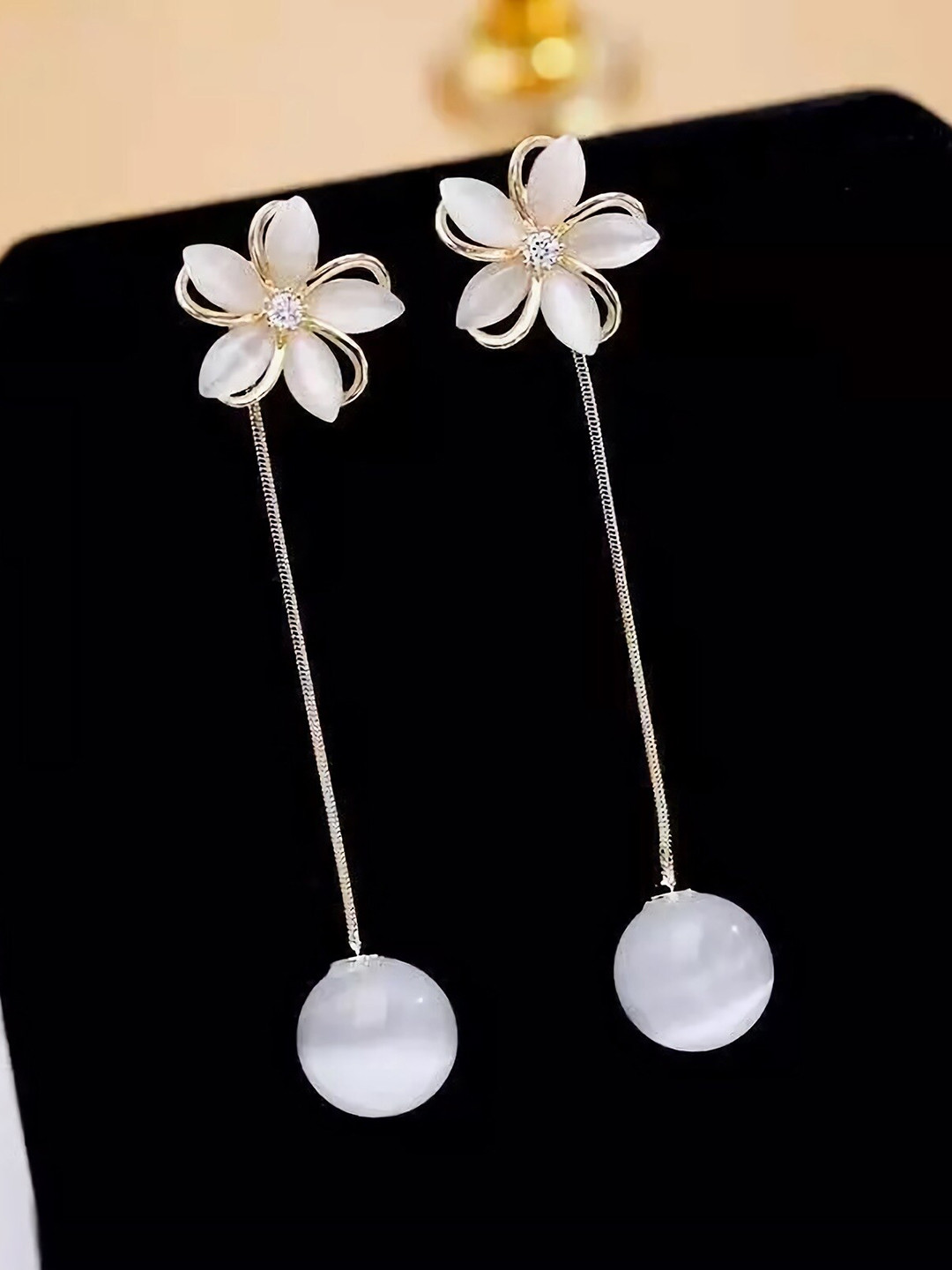 

AVANT-GARDE PARIS Women Cream-Coloured & White Contemporary Drop Earrings