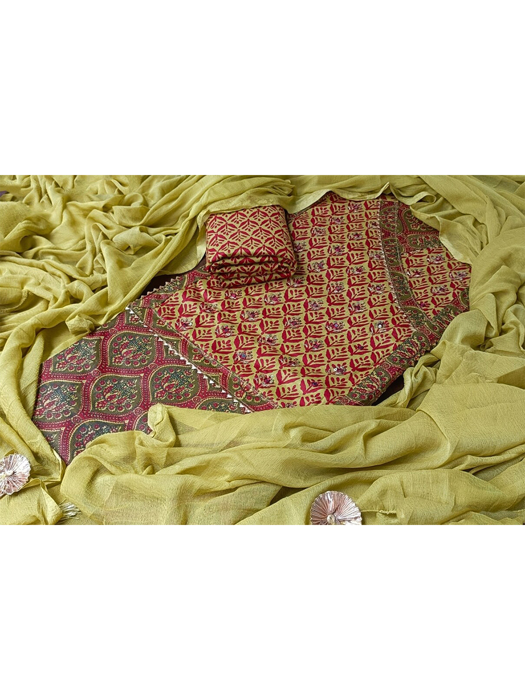 

SALWAR STUDIO Green & Pink Printed Pure Cotton Unstitched Dress Material