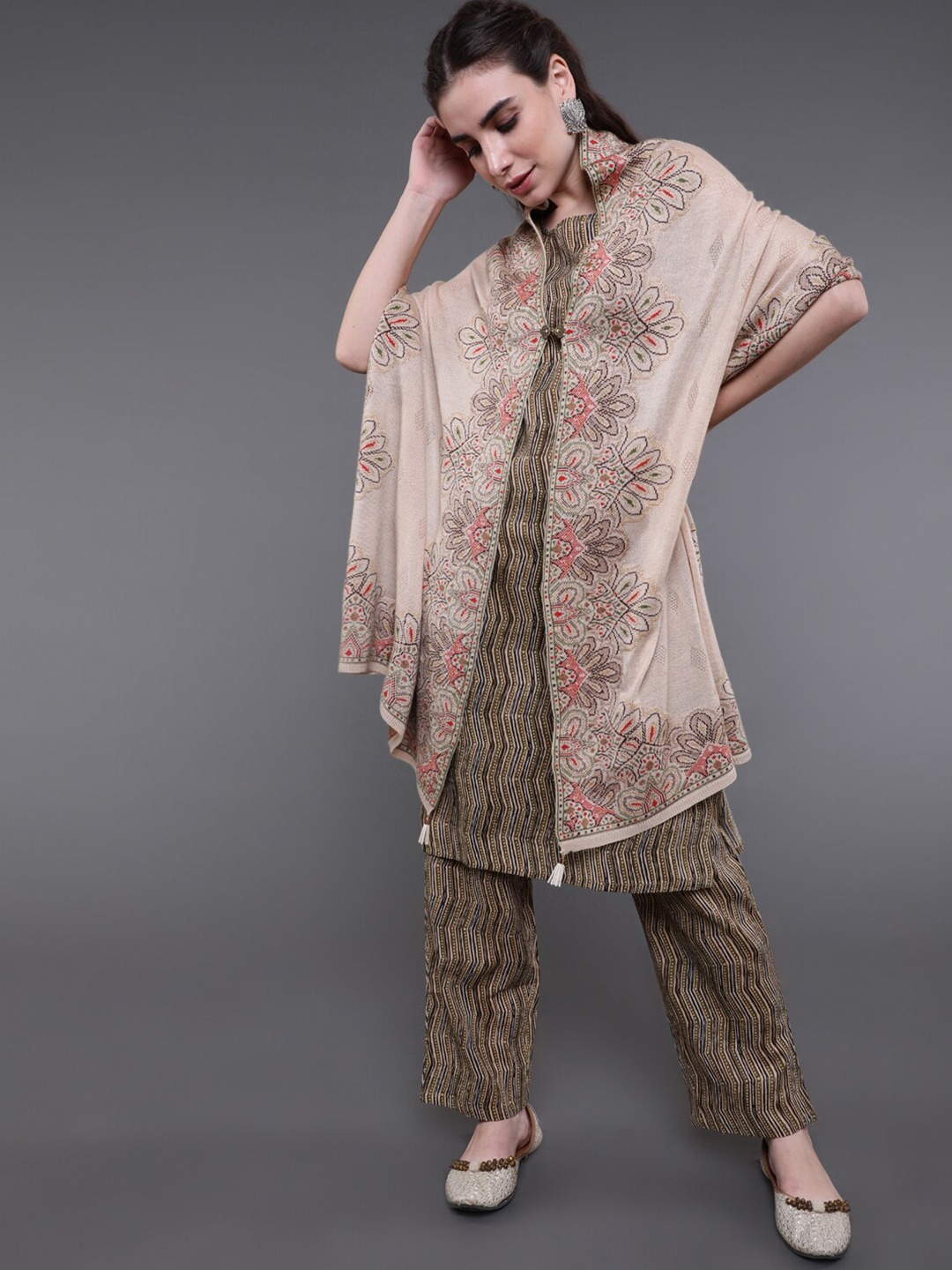 

saubhagya Women Camel Brown & Peach-Coloured Floral Longline Poncho