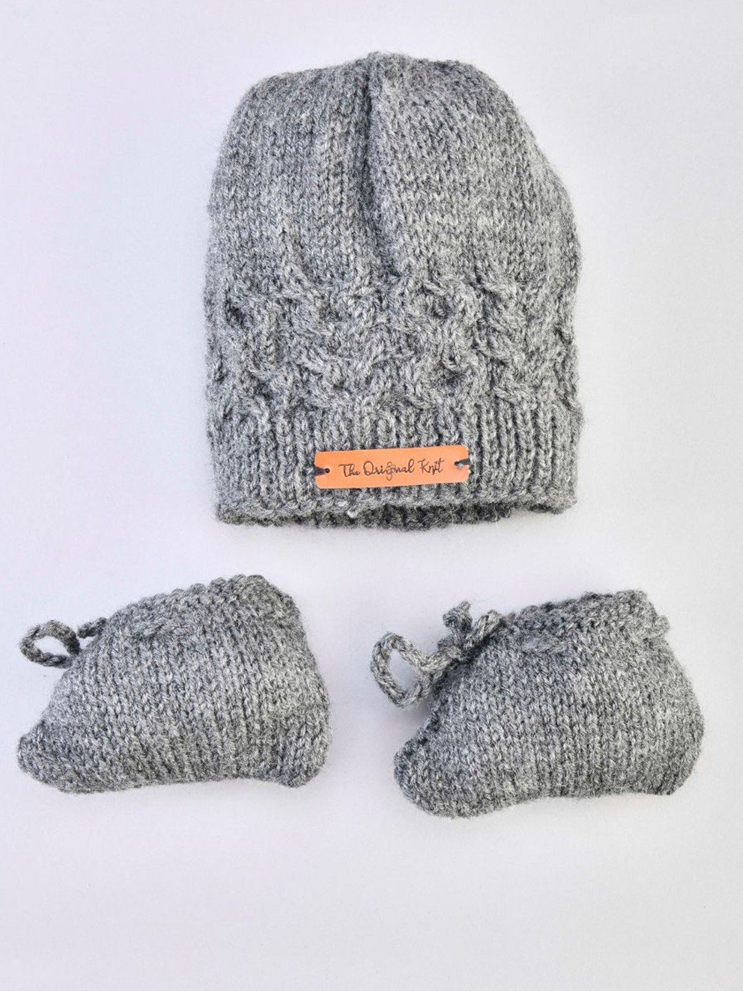 

The Original Knit Unisex Kids Grey Self Design Beanie With Socks