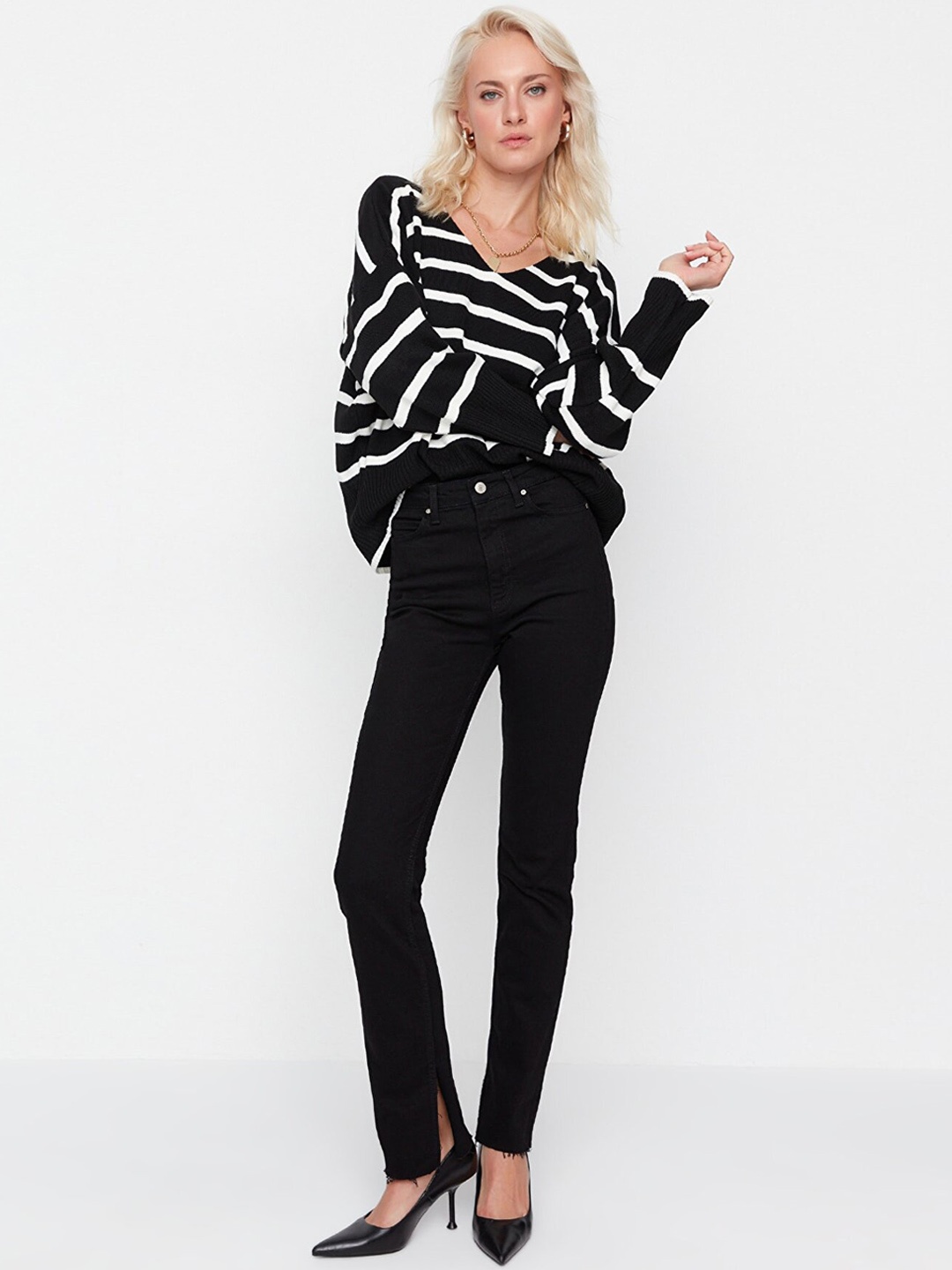 

Trendyol Women Black Slim Fit Mildly Distressed Jeans