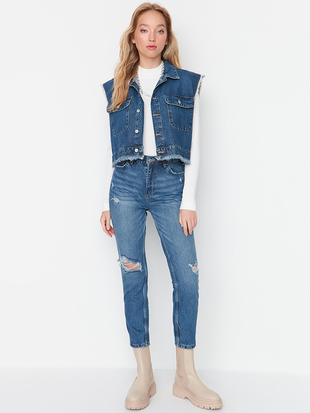 

Trendyol Women Blue Mildly Distressed Light Fade Pure Cotton Jeans
