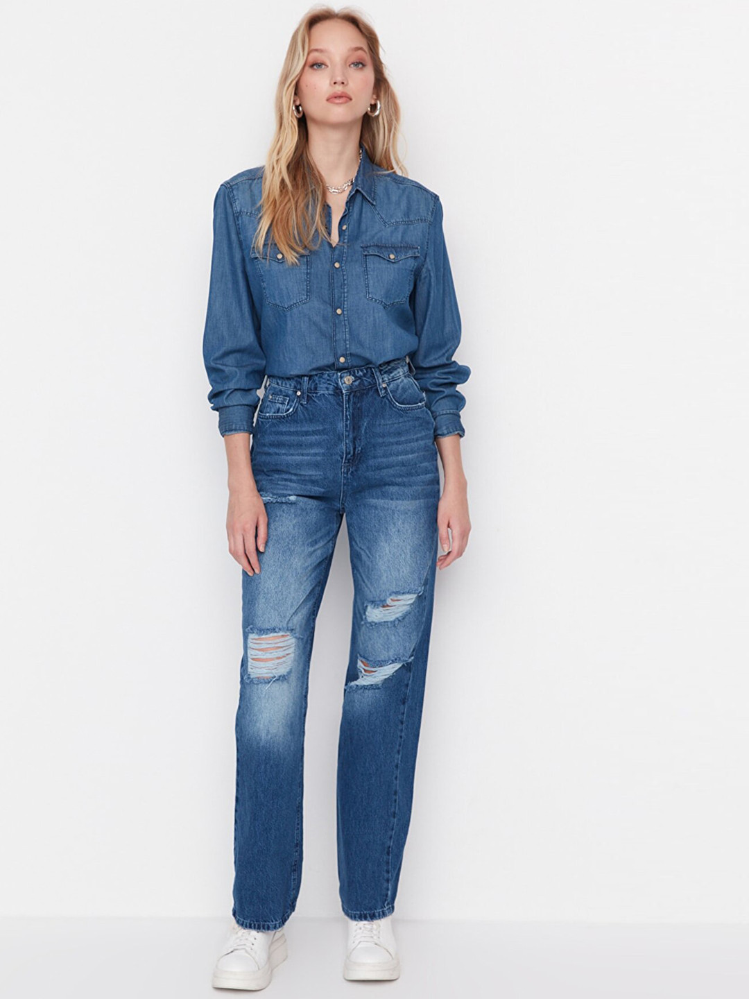 

Trendyol Women Blue Mildly Distressed Heavy Fade Cotton Jeans
