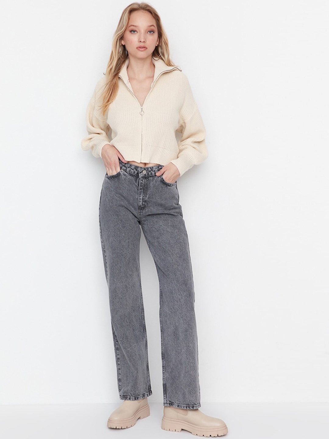 

Trendyol Women Grey Heavy Fade Straight Fit Jeans