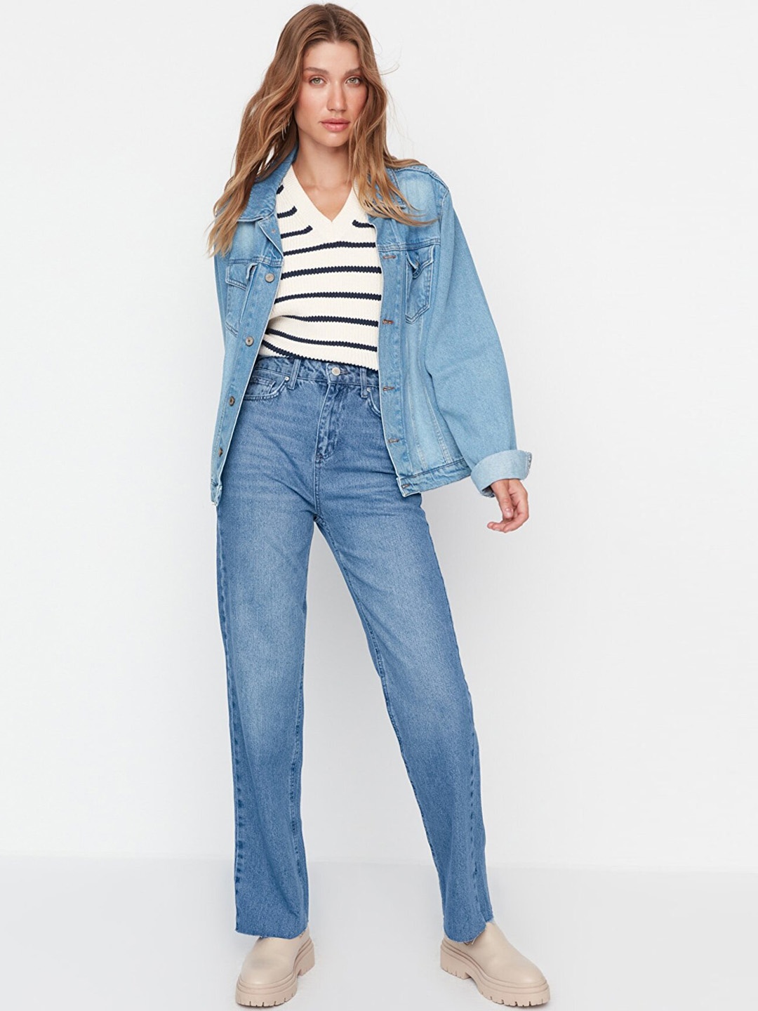 

Trendyol Women Blue Mildly Distressed Light Fade Pure Cotton Jeans
