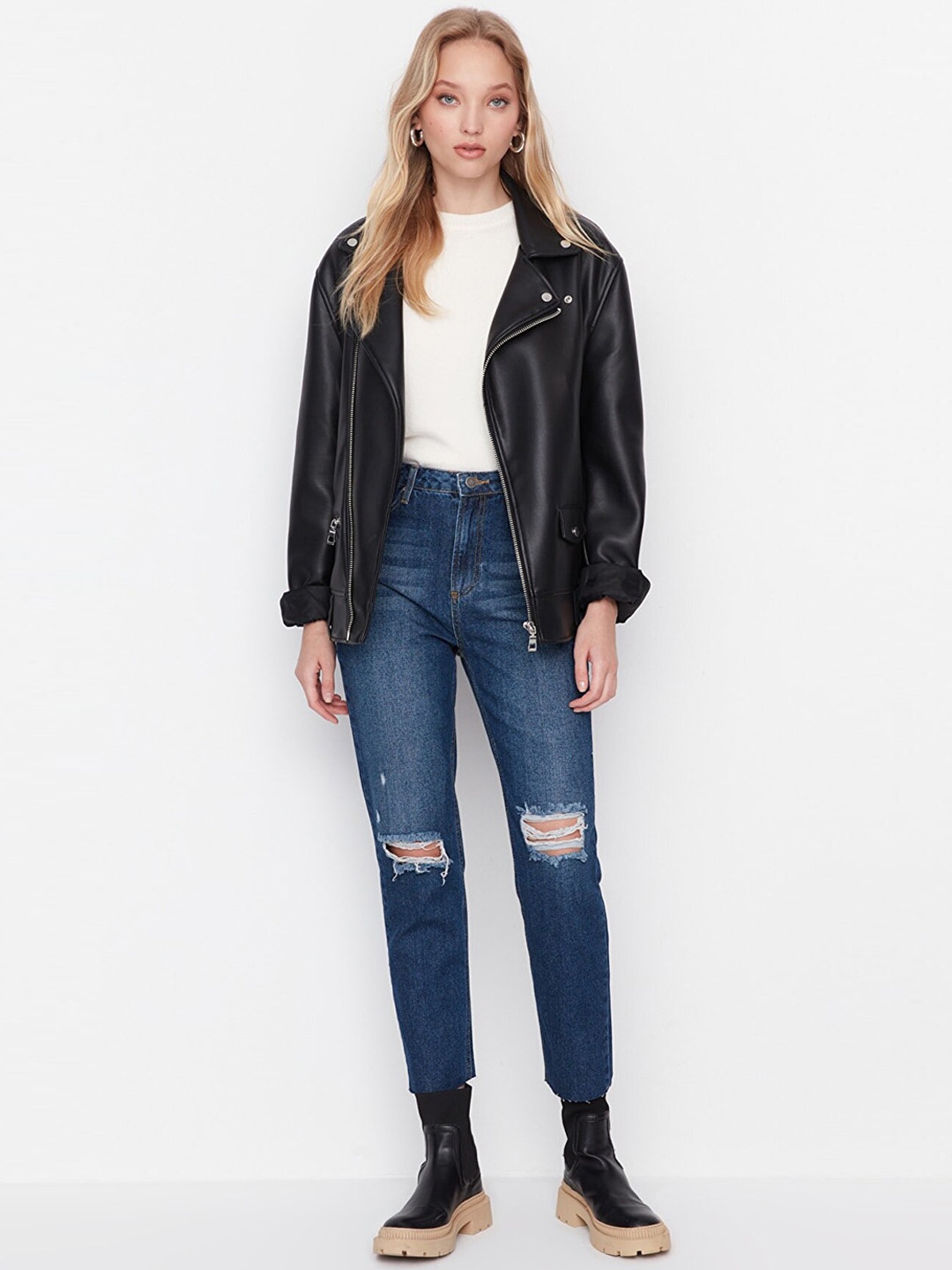 

Trendyol Women Navy Blue Cotton Mildly Distressed Light Fade Jeans