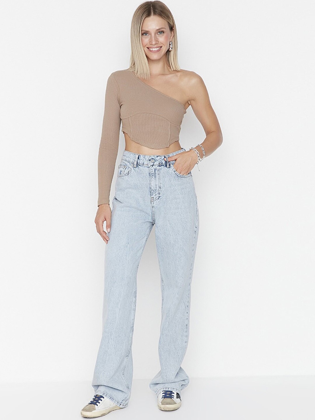 

Trendyol Women Blue Relaxed Fit Mildly Distressed Pure Cotton Heavy Fade Jeans