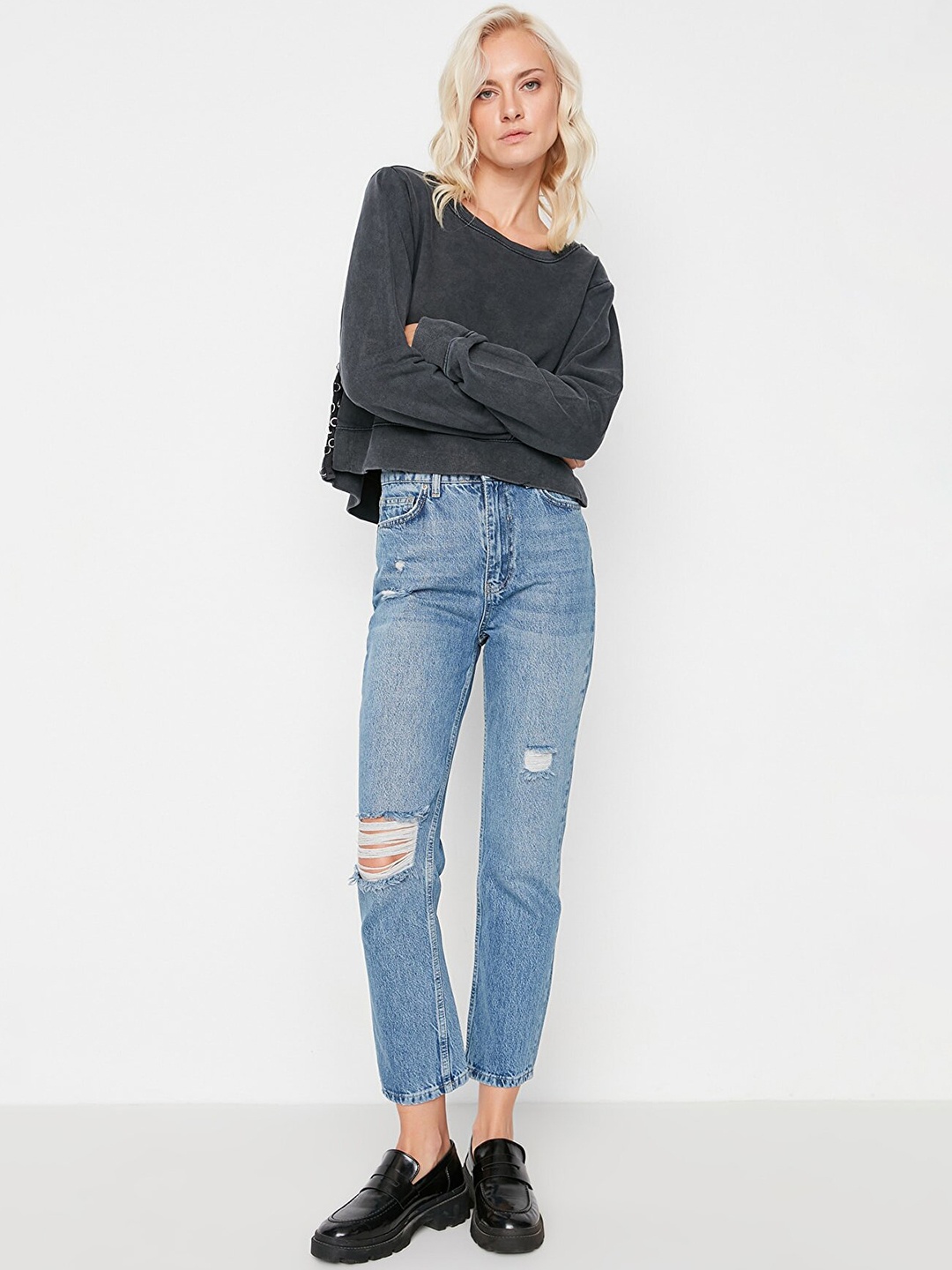 

Trendyol Women Blue Slim Fit Mildly Distressed Light Fade Jeans