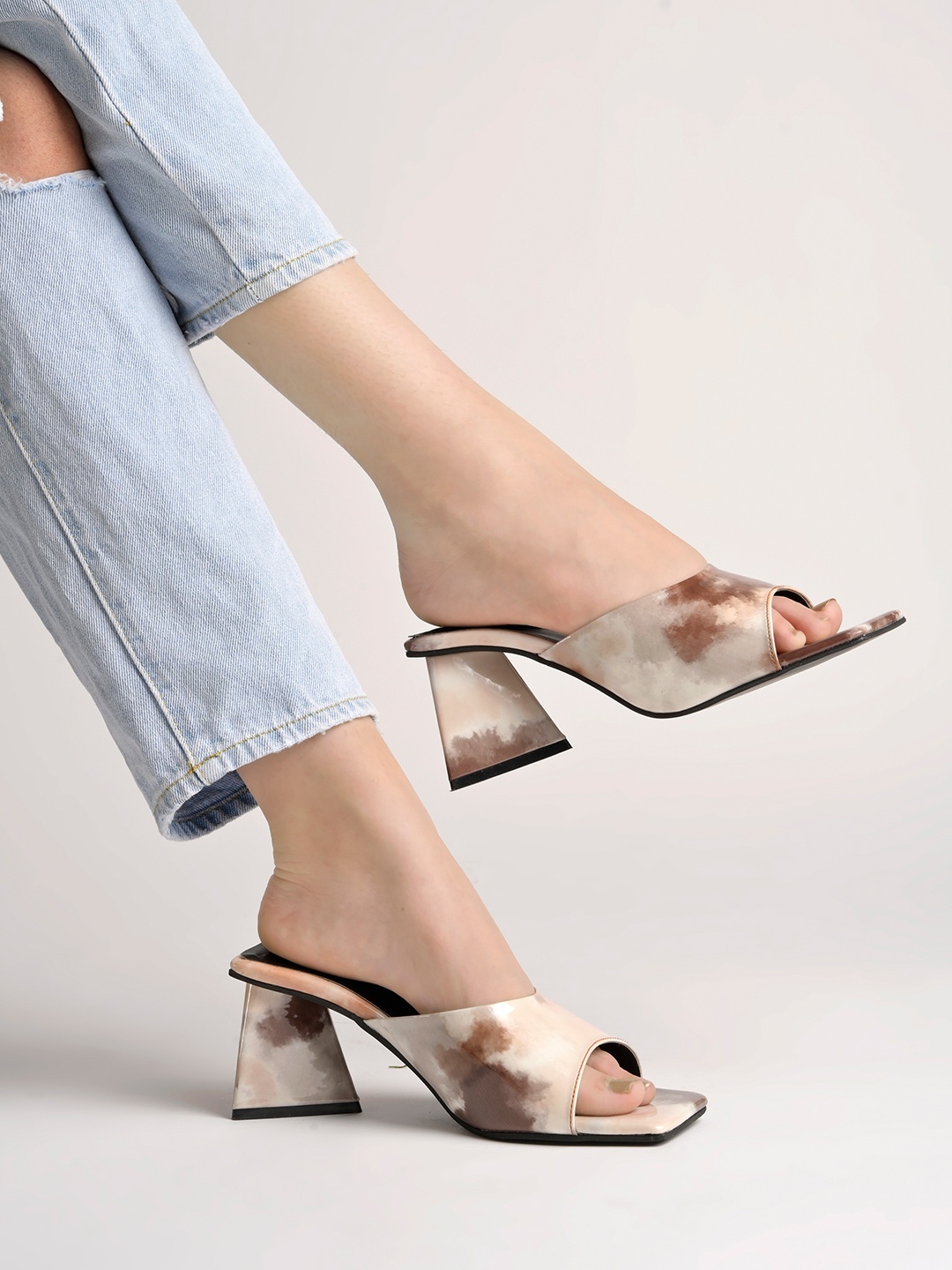 

Shoetopia Women Brown & Cream-Coloured Printed Block Mules
