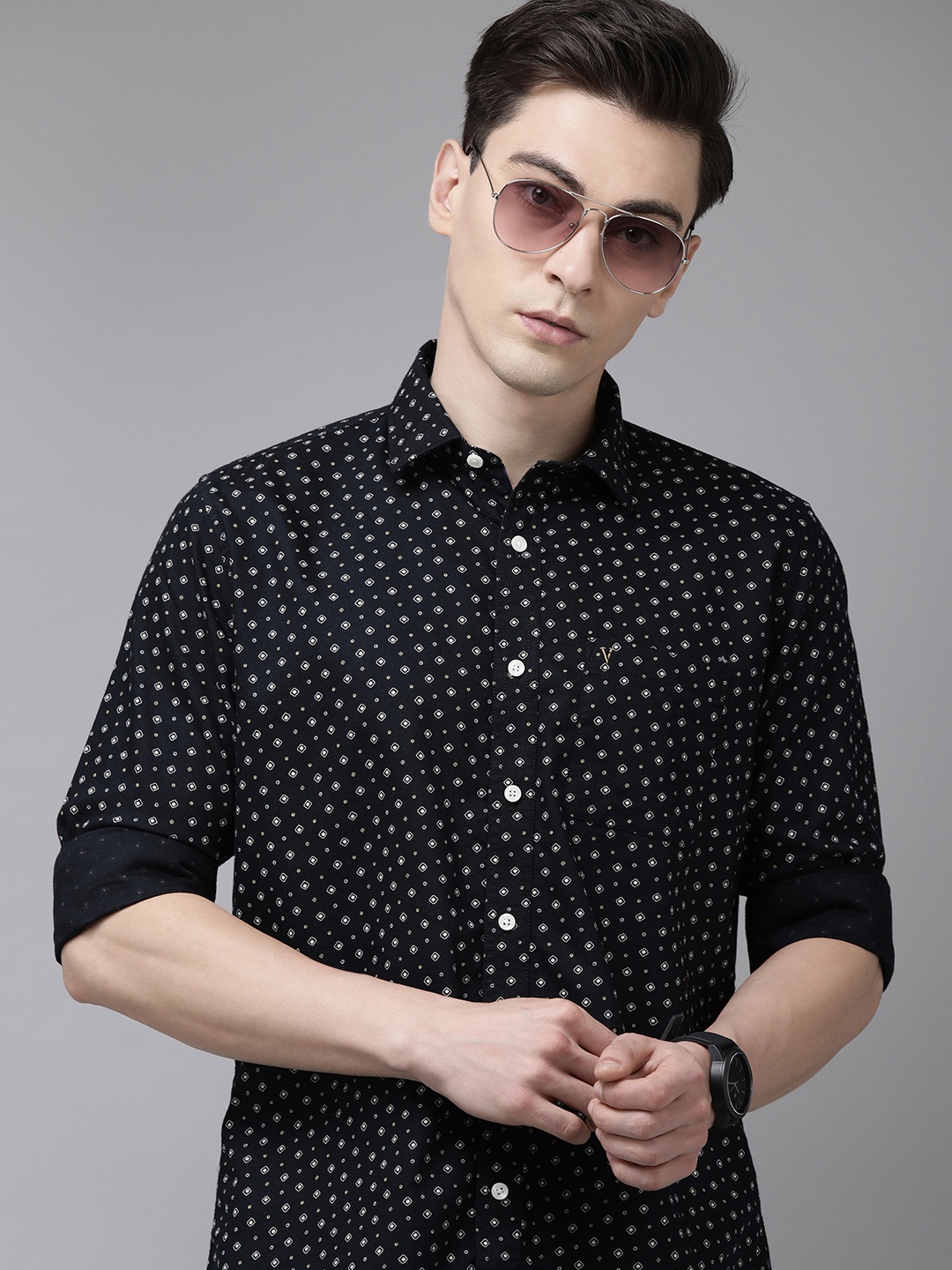

Van Heusen Sport Men Slim Fit Geometric Printed Pure Cotton Casual Shirt, Black