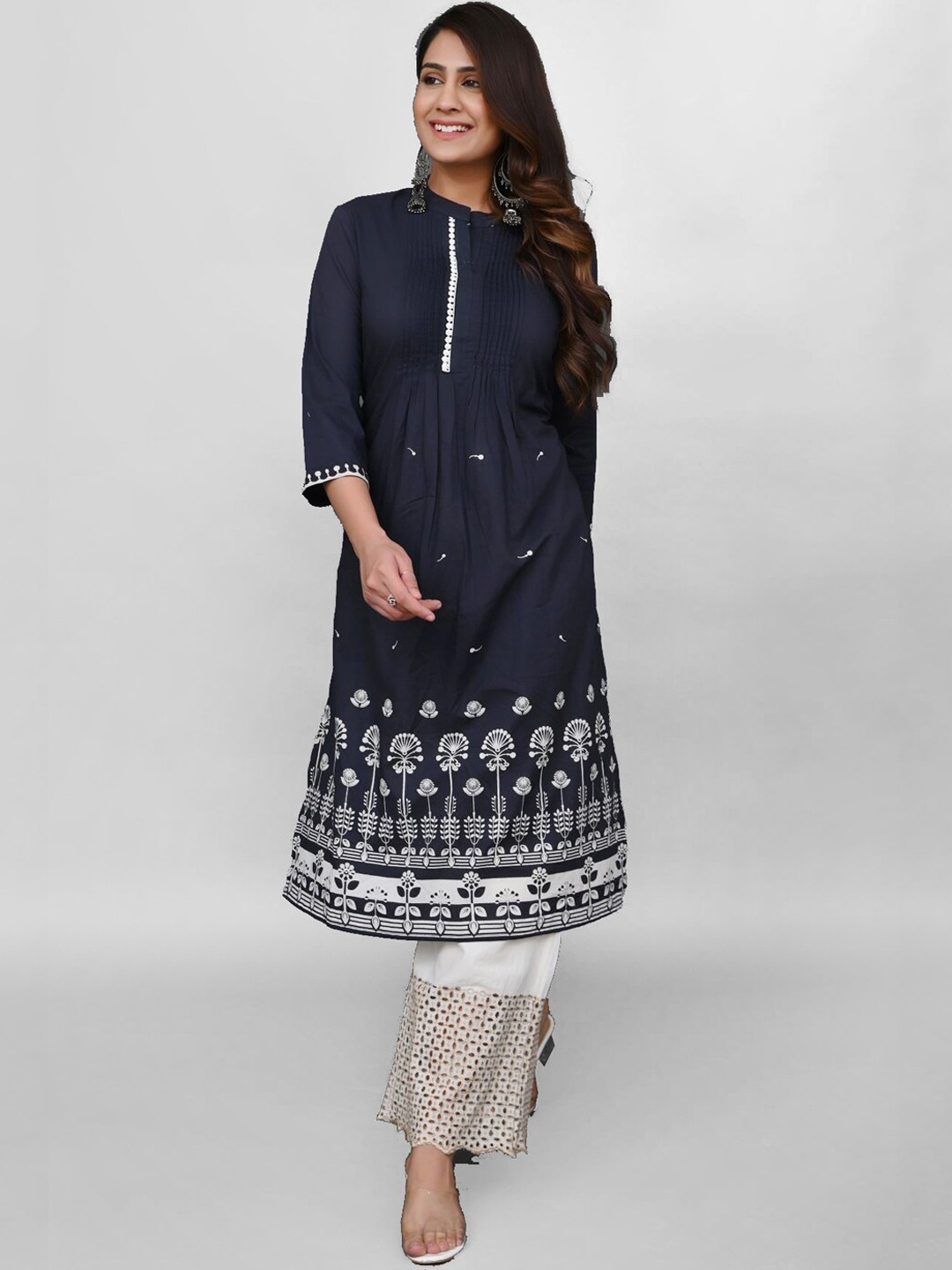 

PRAKRTEE Women Black Floral Printed Kurta