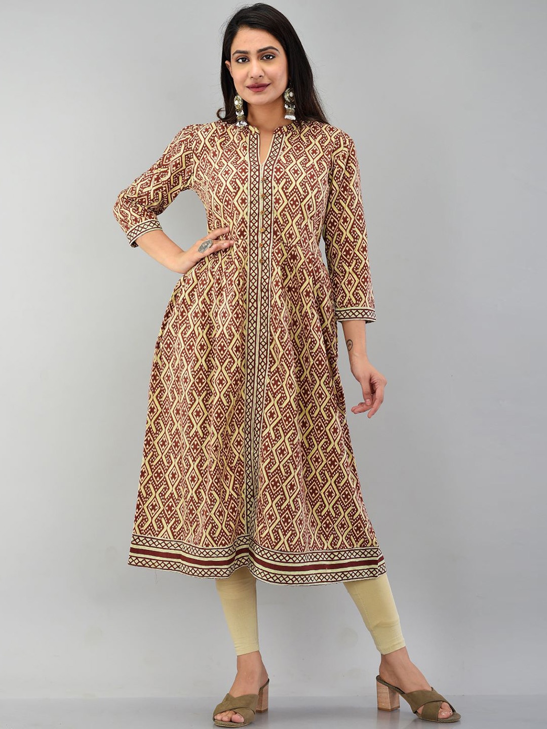 

PRAKRTEE Women Beige Geometric Printed Front Slit Cotton Kurta